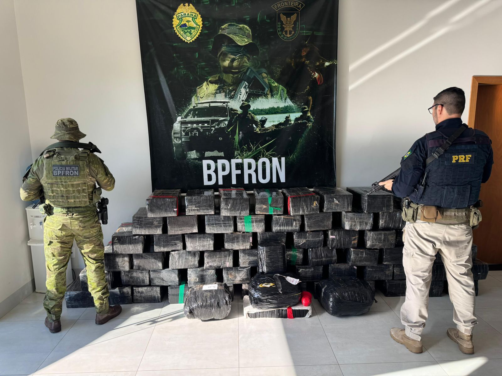 BPFron e PRF apreendem mais de uma tonelada de droga próximo a Perobal