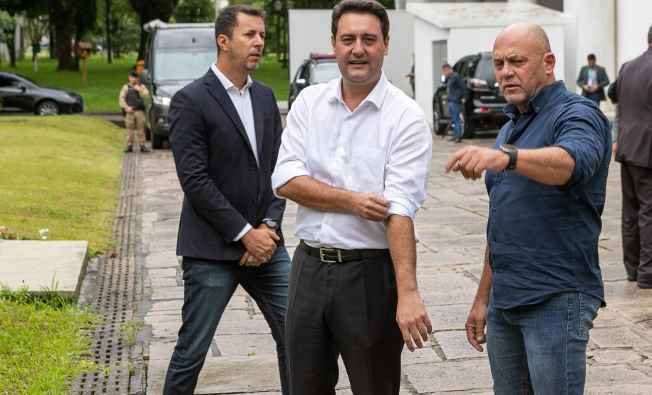 Governo do Paraná vai comprar 93 cães para reforçar atividades policiais e de salvamento